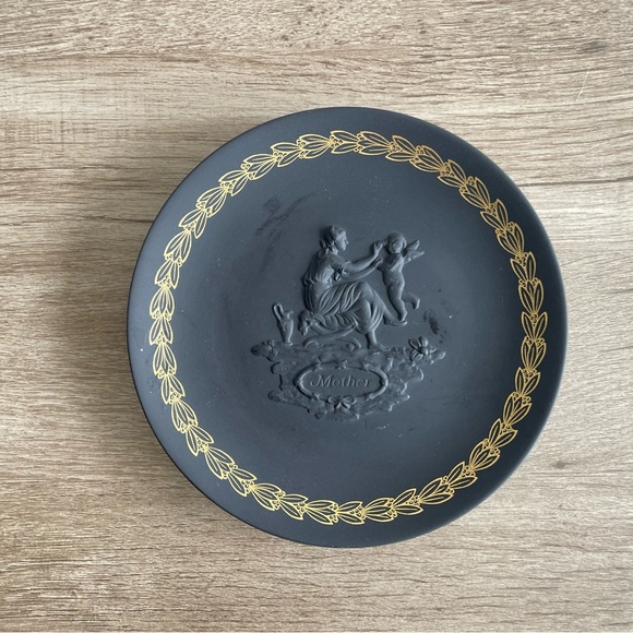 Wedgwood England Jasperware Black and Gold Mothers Day 1971 Plate - Picture 2 of 6